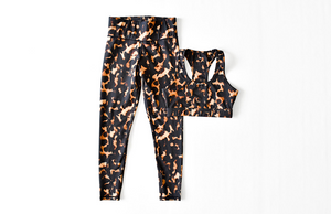 Activewear set in tortoise print: matching leggings and sports bra